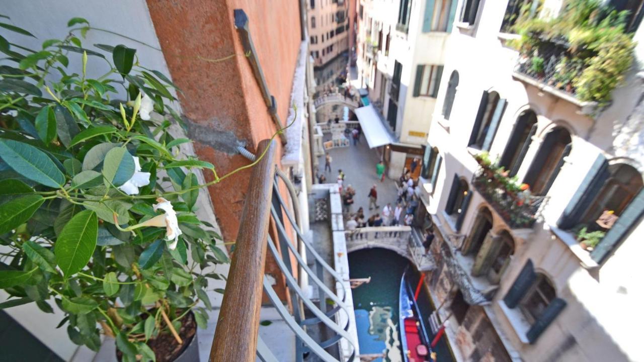 Ai Bareteri Luxury Canal View ヴェネツィア エクステリア 写真