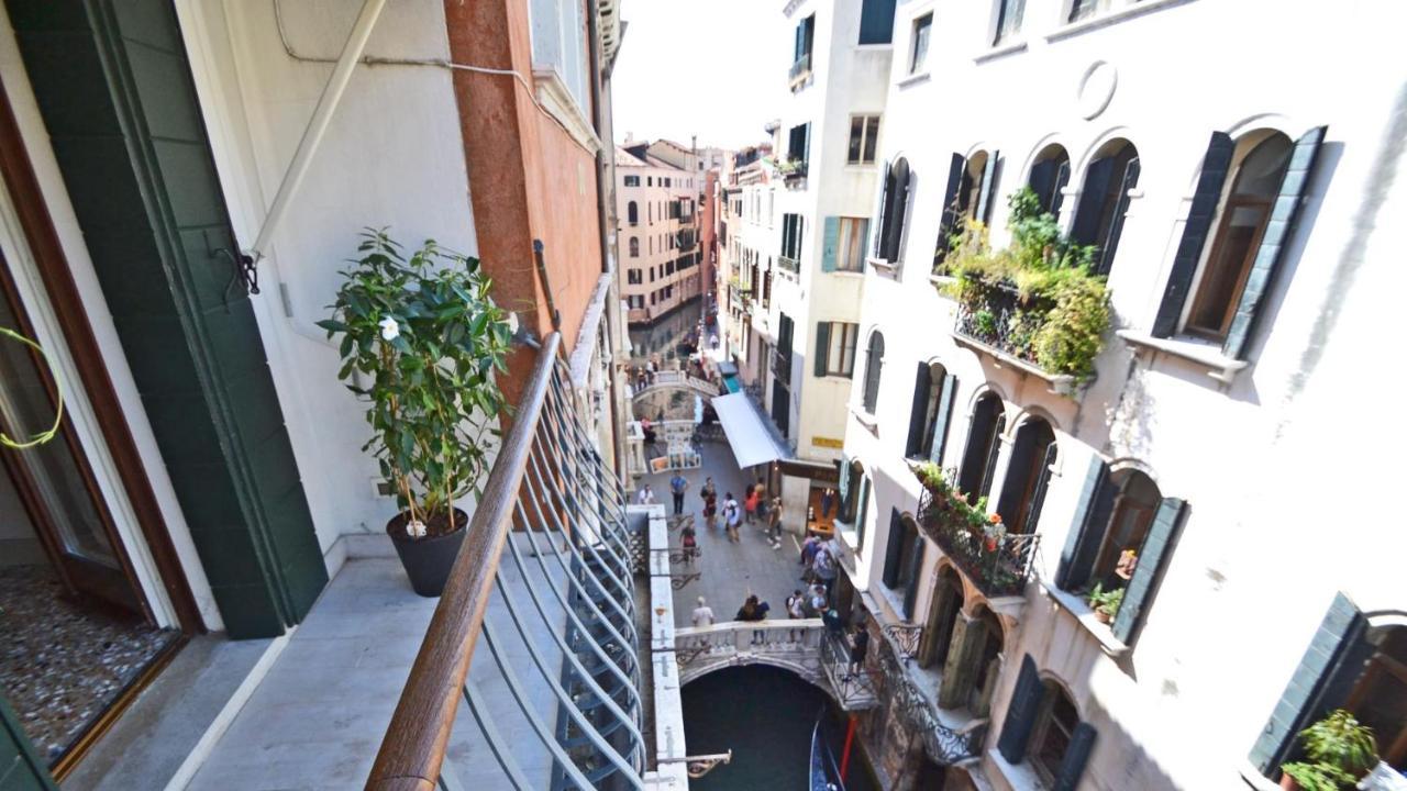 Ai Bareteri Luxury Canal View ヴェネツィア エクステリア 写真