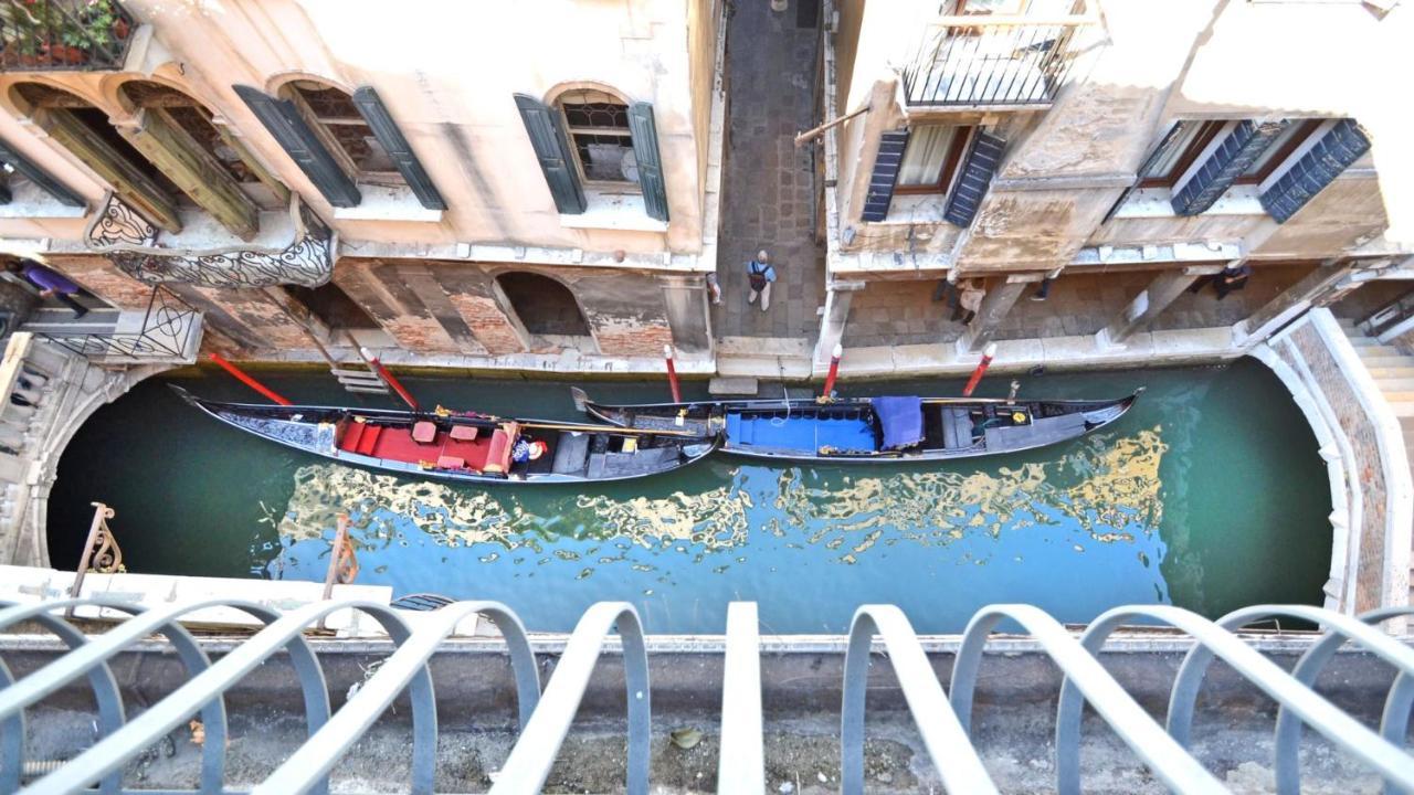 Ai Bareteri Luxury Canal View ヴェネツィア エクステリア 写真